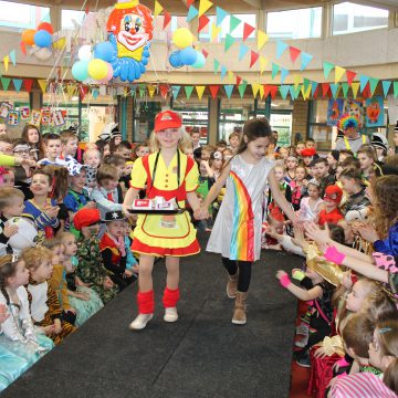 Modeshow in carnavalskleren