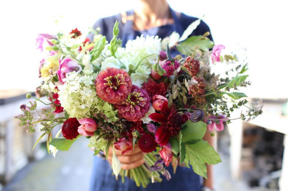 Bloemen voor trouwe raadsvergadering bezoekers