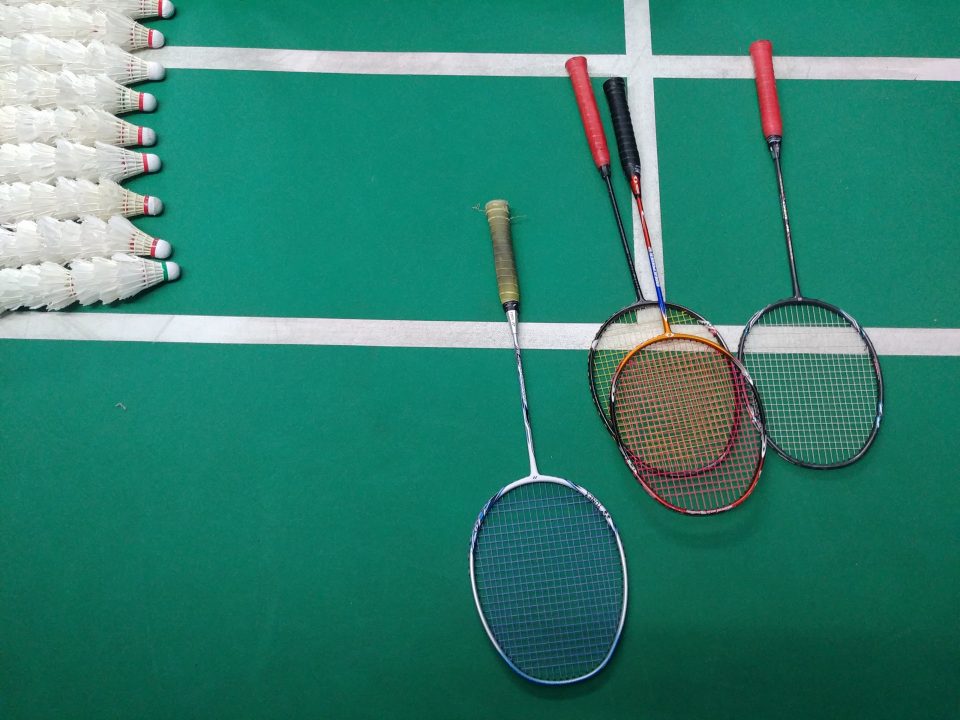 Badmintonnen tijdens COVID-19