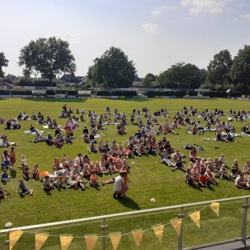 OBS Uilenspiegel zwaait met ouders en kinderen, juf Rianne, conciërge Lili en het schooljaar uit