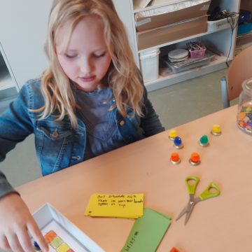 Kinderen maken hun eigen spel