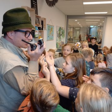 Wil de Dieren, handelaar in wilde dieren, op bezoek op onze school