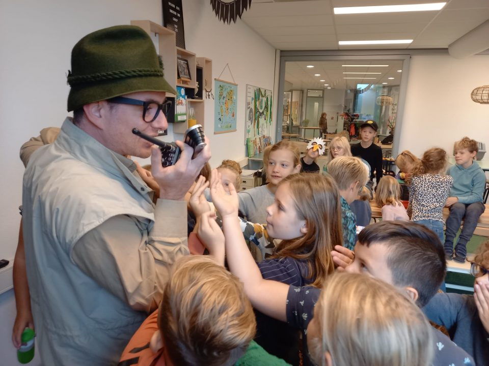 Wil de Dieren, handelaar in wilde dieren, op bezoek op onze school