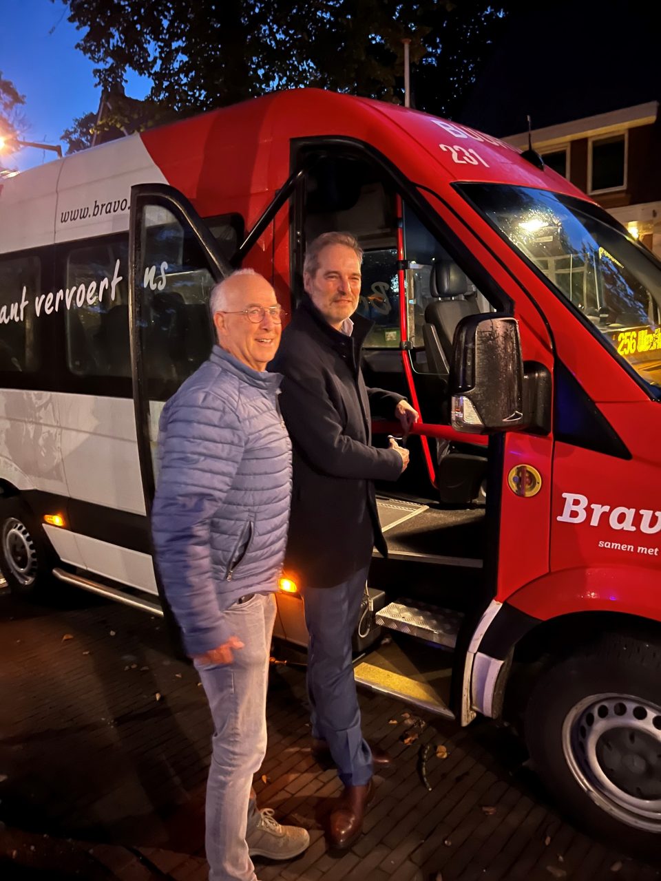 Buurtbusdienst tussen Boekel en Veghel officieel in gebruik genomen