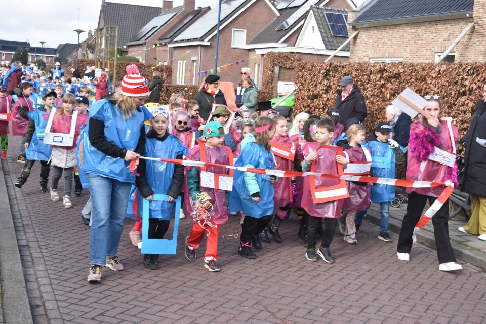 Scholenoptocht trekt veel bekijks